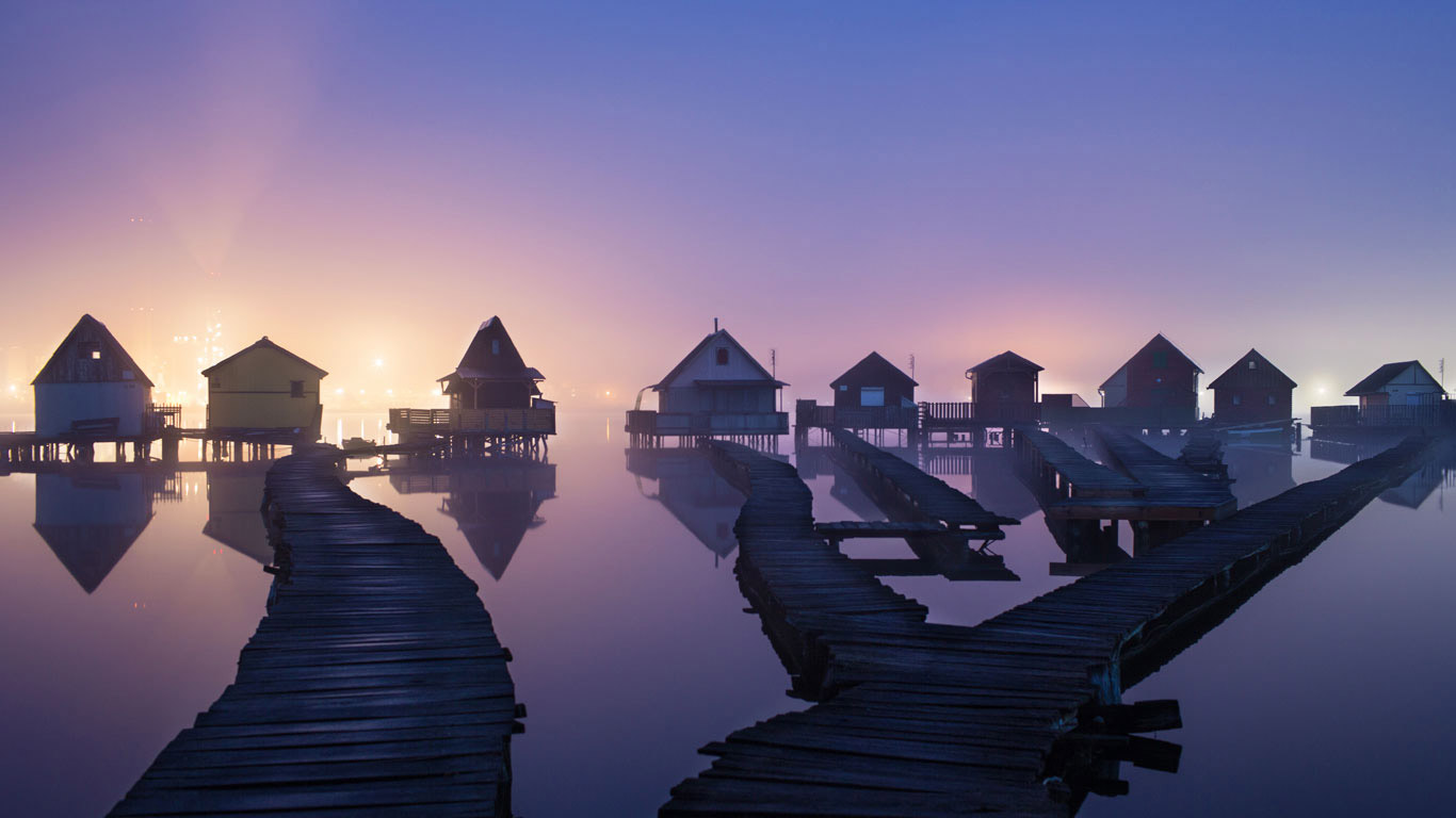 Houseboats on Bokodi-Hutoto Lake near Oroszlány, Hungary (© David Pinzer Photography/Getty Images)(Bing United States)