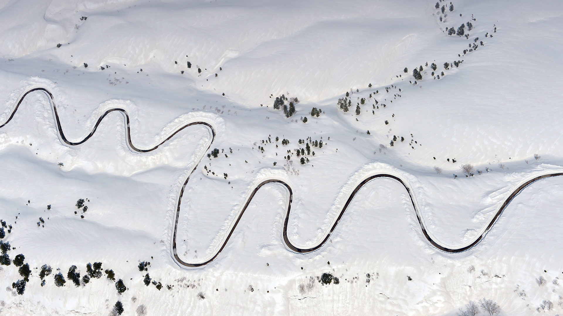 ｢除雪中の立山黒部アルペンルート｣富山 (© The Asahi Shimbun/Getty Images)(Bing Japan)