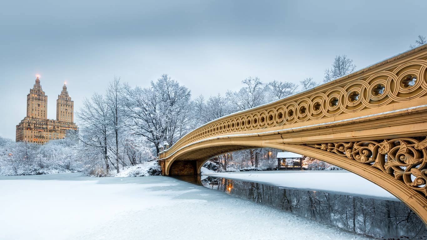 Bow Bridge in Central Park, New York City, USA (© Ultima Gaina/iStock/Getty Images Plus)(Bing United Kingdom)