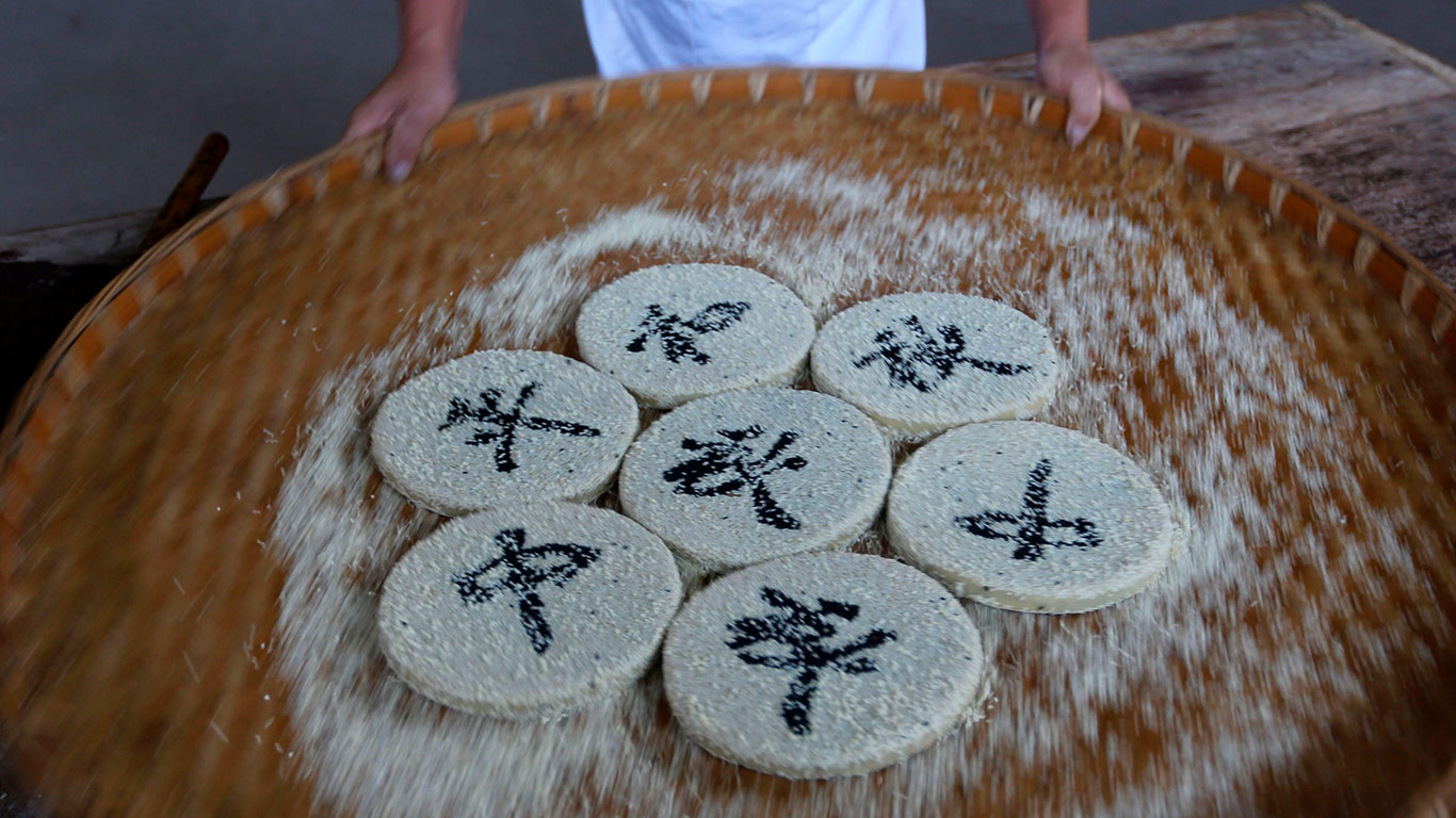安徽糕点艺术家制作的手工徽式月饼，中国黄山 (© amy Stock Photo)(Bing China)