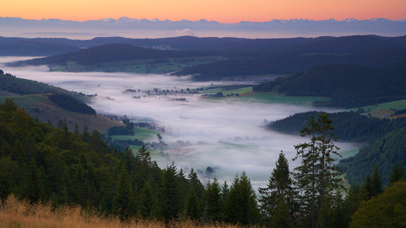 Blick vom Herzogenhorn auf das Bernauer Hochtal, Bernau und die Schweizer Alpen (© Brigitte Merz/Look/Age Fotostock)(Bing Deutschland)