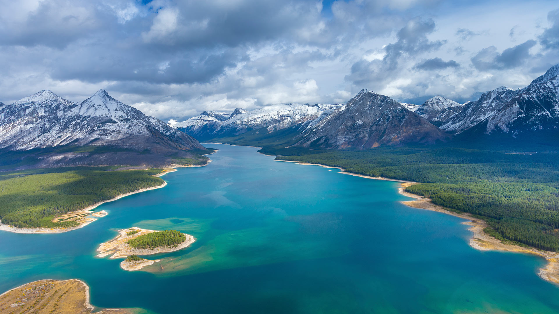Aerial view of Spray Lakes Reservoir, Mount Assiniboine Provincial Park, Alta. (© Spondylolithesis/Getty Images)(Bing Canada)