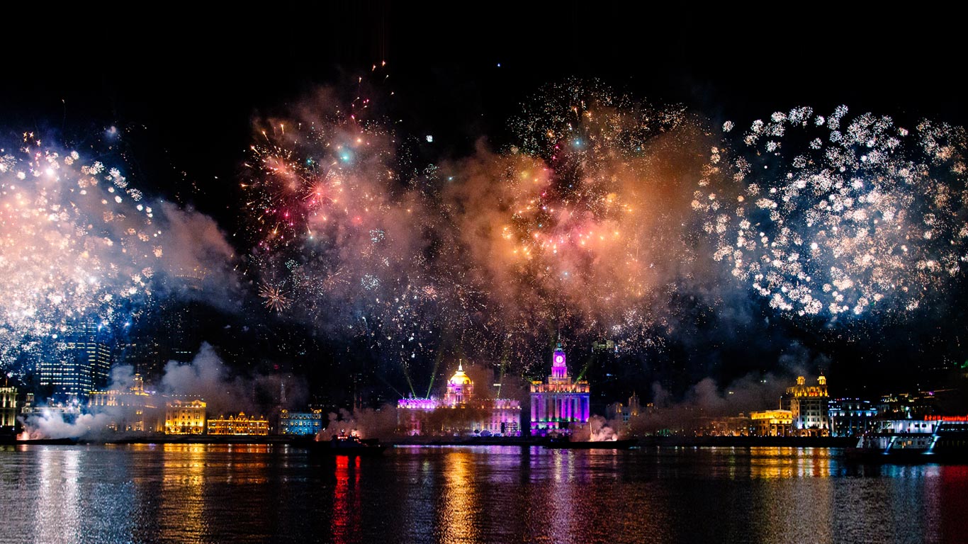 上海外滩烟花秀 (© Danny Hu/Moment Open/Getty Images)(Bing China)