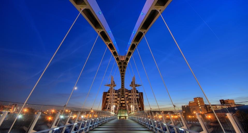 Lowry pedestrian suspension footbridge at dusk, Salford Quays, Manchester, England (© Tim Gartside / age fotostock) &copy; (Bing United Kingdom)