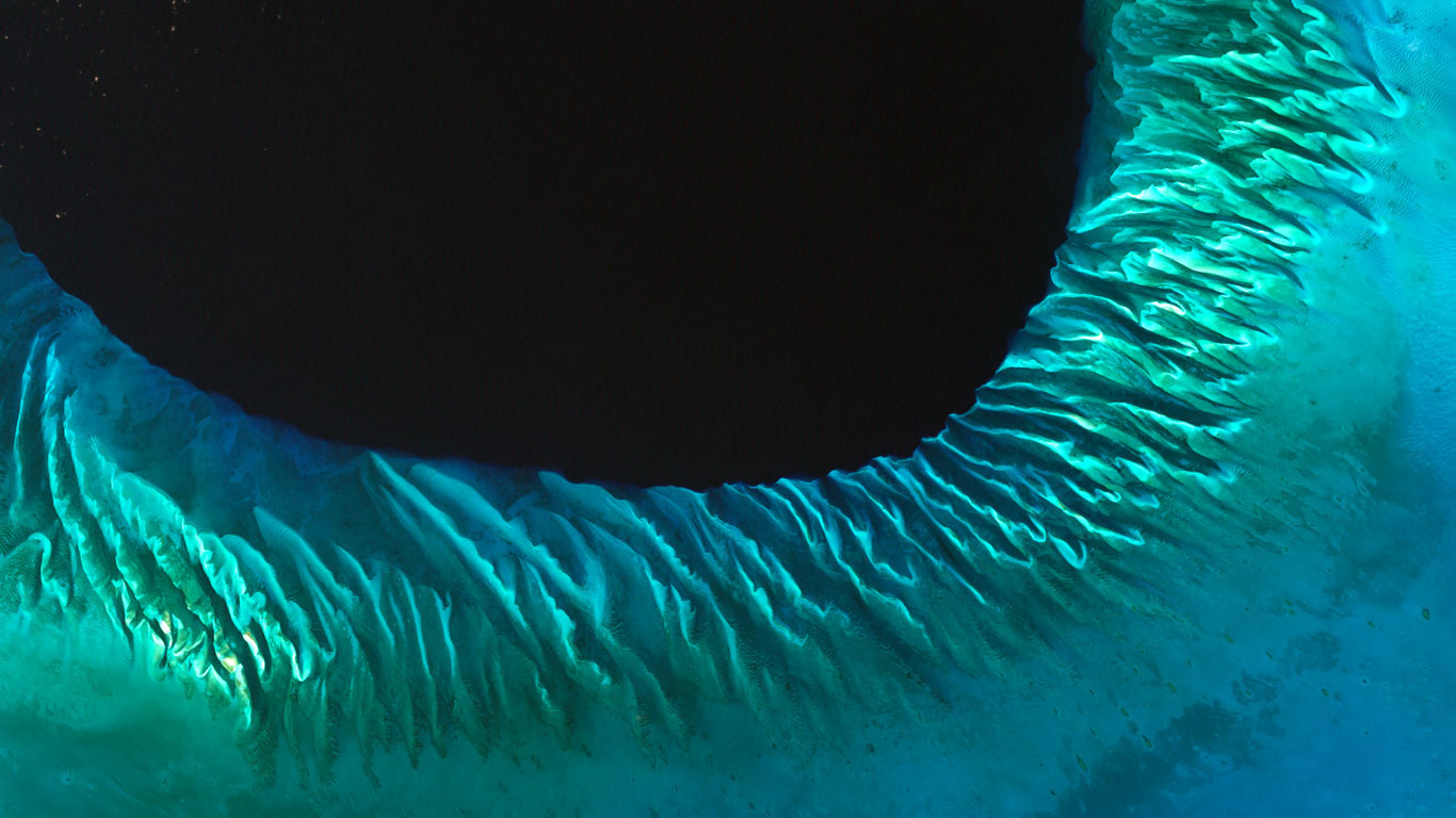 Satellitenaufnahme eines Küstenabschnitts der Bahamas (© Serge Andrefouet/University of South Florida/NASA)(Bing Deutschland)