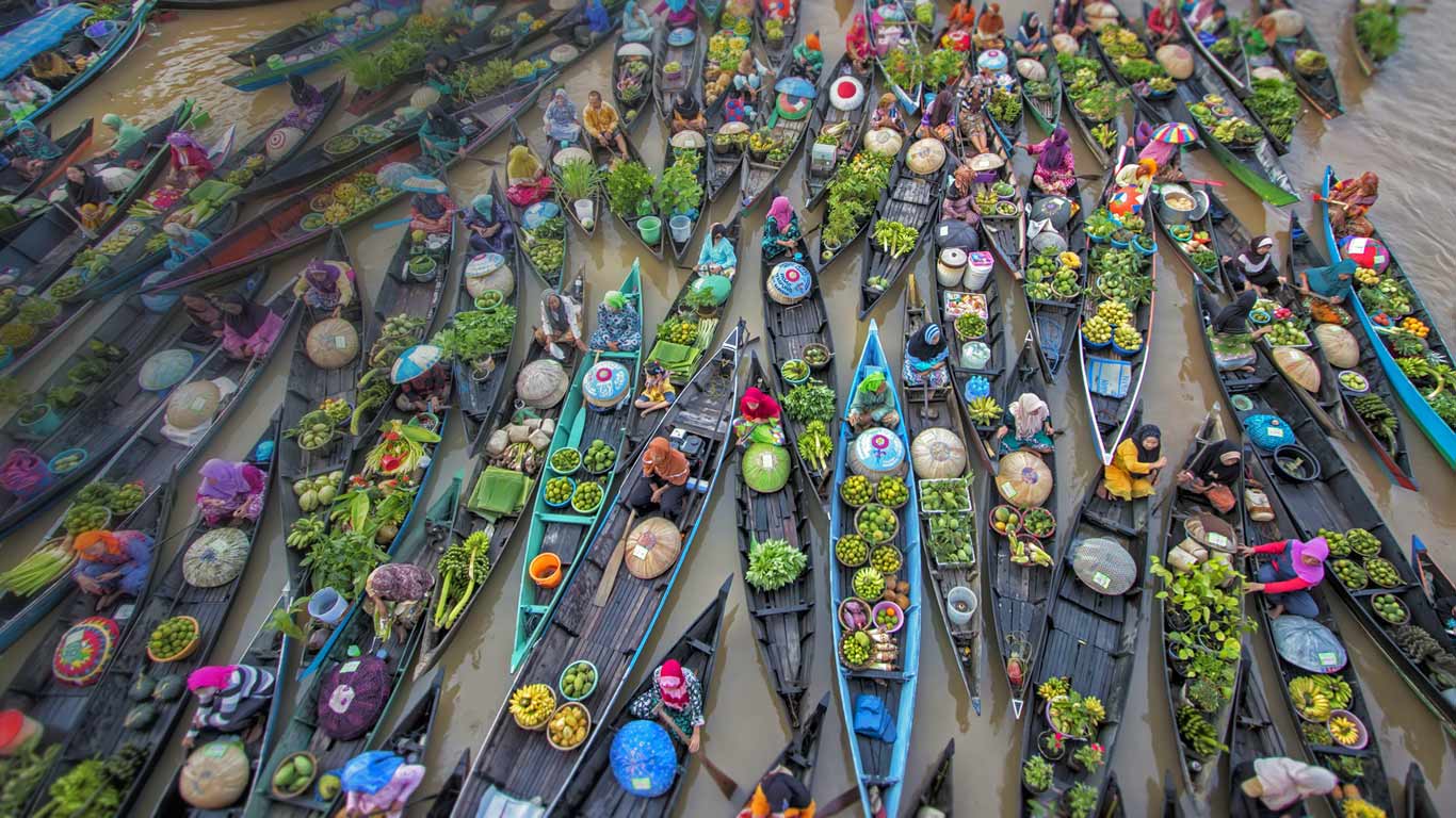 Lok Baintan Floating Market on the Martapura River in Indonesia (© Fauzan Mauddin/Solent News/REX/Shutterstock)(Bing United Kingdom)