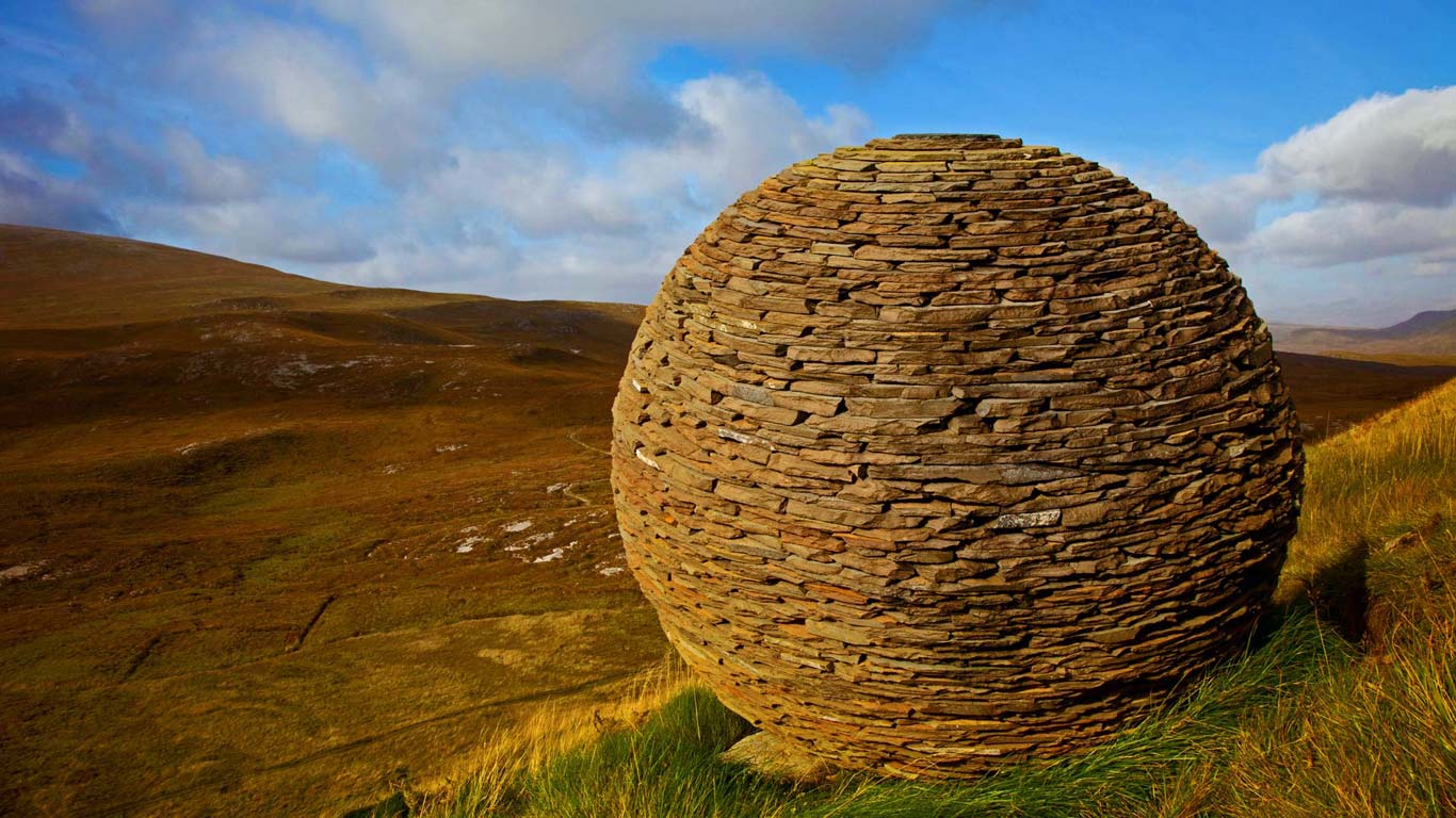 ‘The Globe’ sculpture by Joe Smith, Knockan Crag National Nature Reserve, Scotland (© Mar Photographics/Alamy)(Bing United Kingdom)