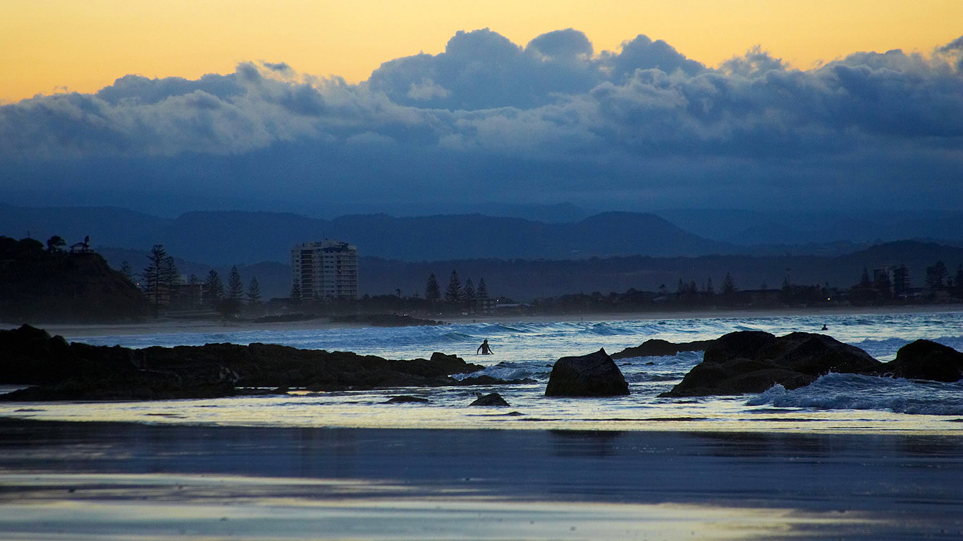 Dusk at Coolangatta on the Gold Coast in Queensland, Australia (© David Wall/Alamy)(Bing Australia)