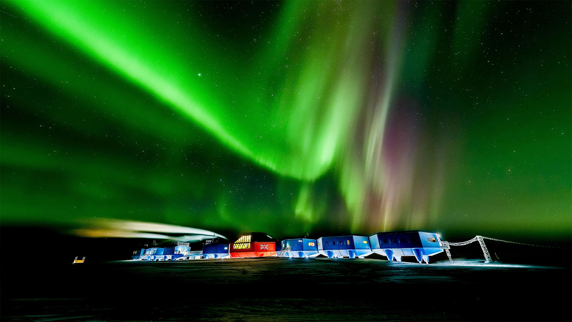 Aurora Australis over the Halley VI Research Station in Antarctica (© Stuart Holroyd/Alamy)(Bing Canada)