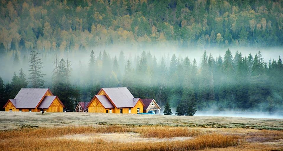 新疆喀纳斯湖边的小屋 (© Xiaoyang Liu/Corbis) &copy; (Bing China)
