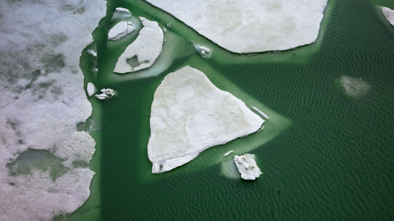 Ice on Lake Grimsel, Switzerland (© Gozooma/Gallery Stock)(Bing United Kingdom)