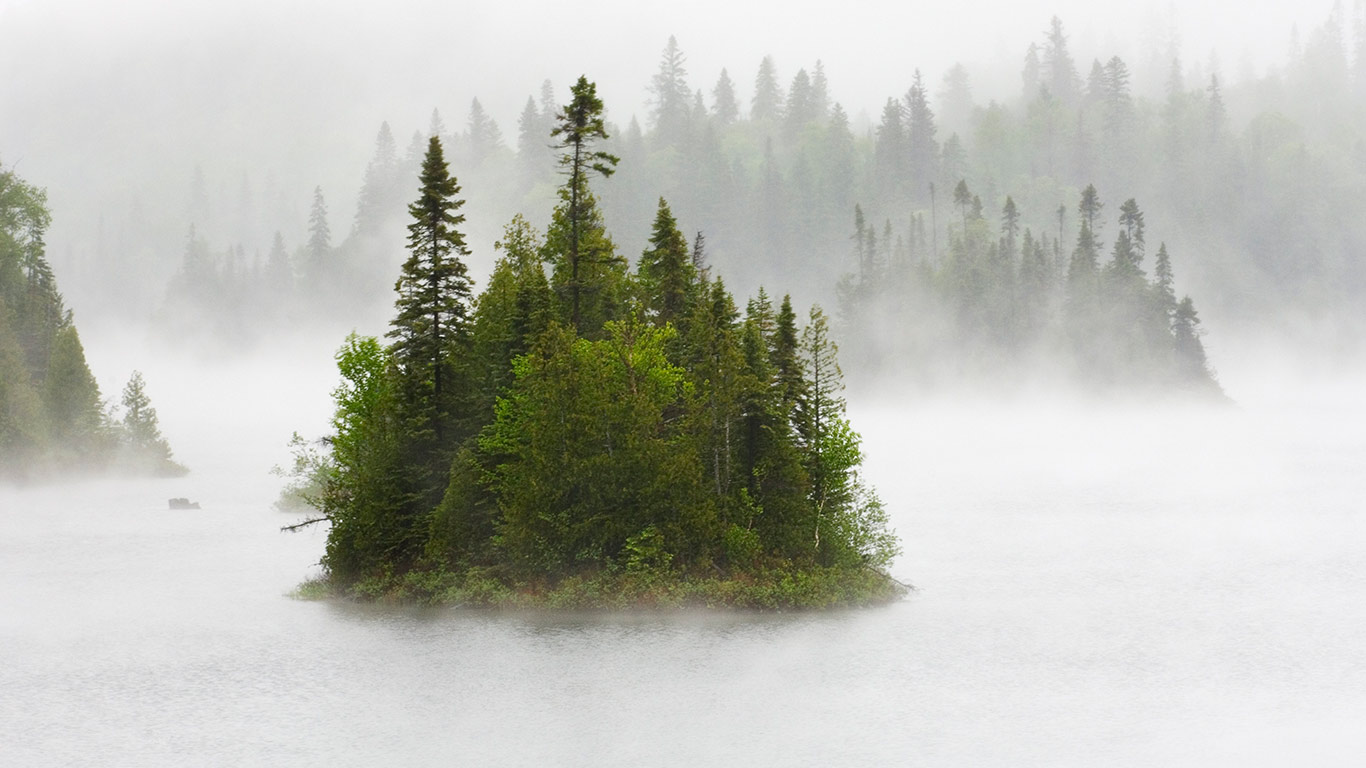 Island in fog and rain in Fenton Lake, Superior Provincial Park, Ont. (© Mike Grandmaison/Getty Images)(Bing Canada)
