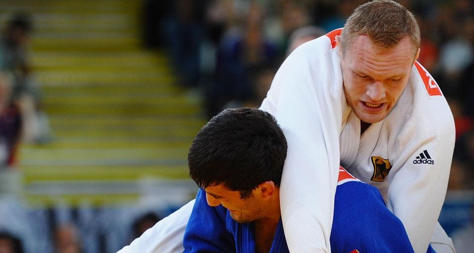 LONDON, ENGLAND – 02 AUGUST : Dimitri Peters aus Deutschland (in weiß) und Tagir Khaibulaev aus Russland kämpfen im Judo der  Männer  -100 kg  am 6.  Tag der Olympischen Spiele in London 2012, im ExCeL am 2.  August, 2012 in London, England. (© Laurence G