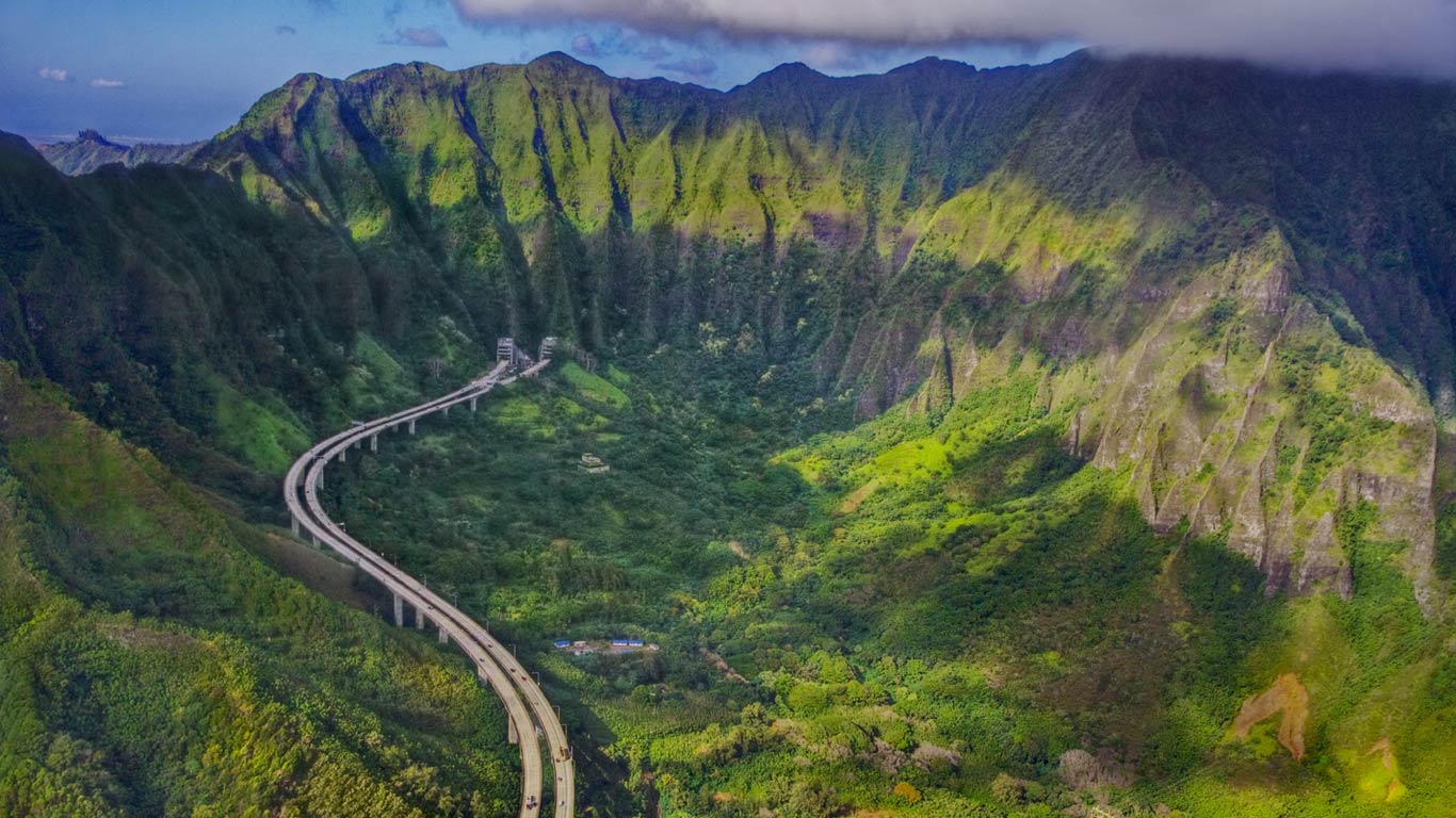 Interstate H-3 on the island of Oahu, Hawaii (© Royce Bair/Getty Images)(Bing Canada)