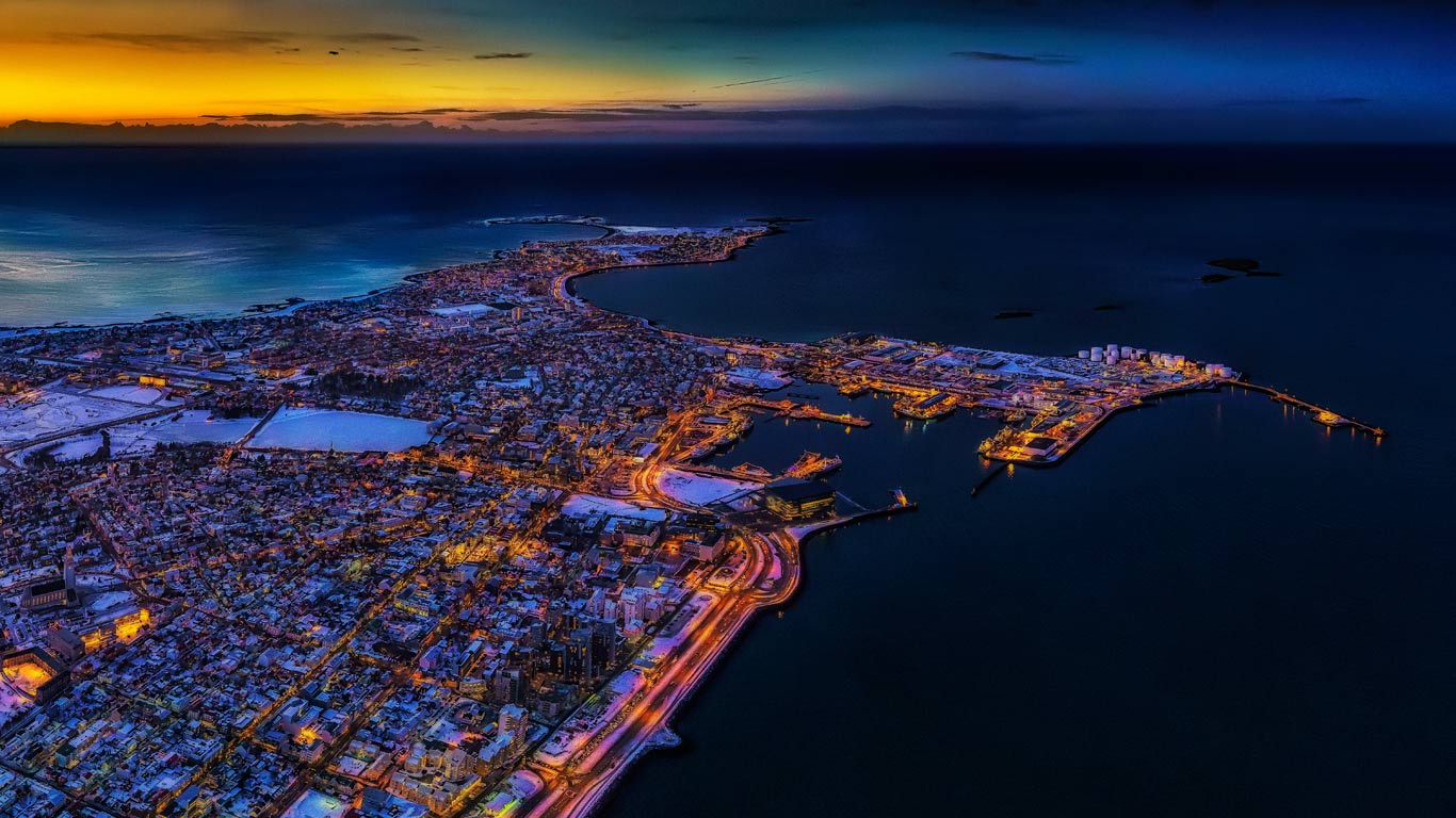 ｢レイキャビクの夜景｣アイスランド (© Arctic-Images/Getty Images)(Bing Japan)