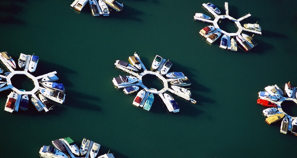 Belmont Harbor in Chicago, Ill. -- Bill Ross/Photolibrary &copy; (Bing Canada)
