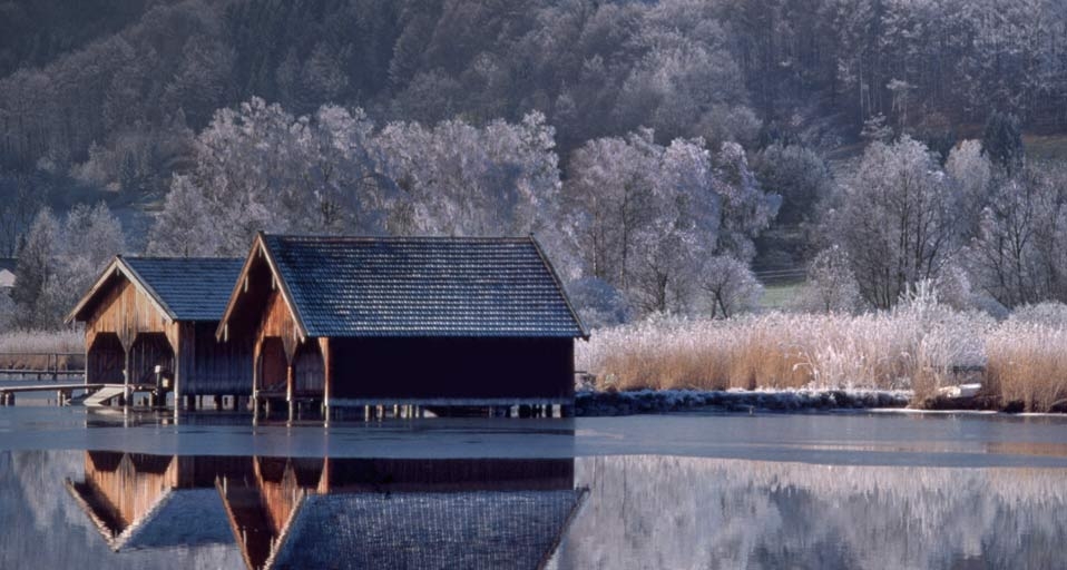 Zwei Bootshäuser auf dem winterlichen Kochelsee in Bayern – Gregor M. Schmid/CORBIS &copy; (Bing Germany)