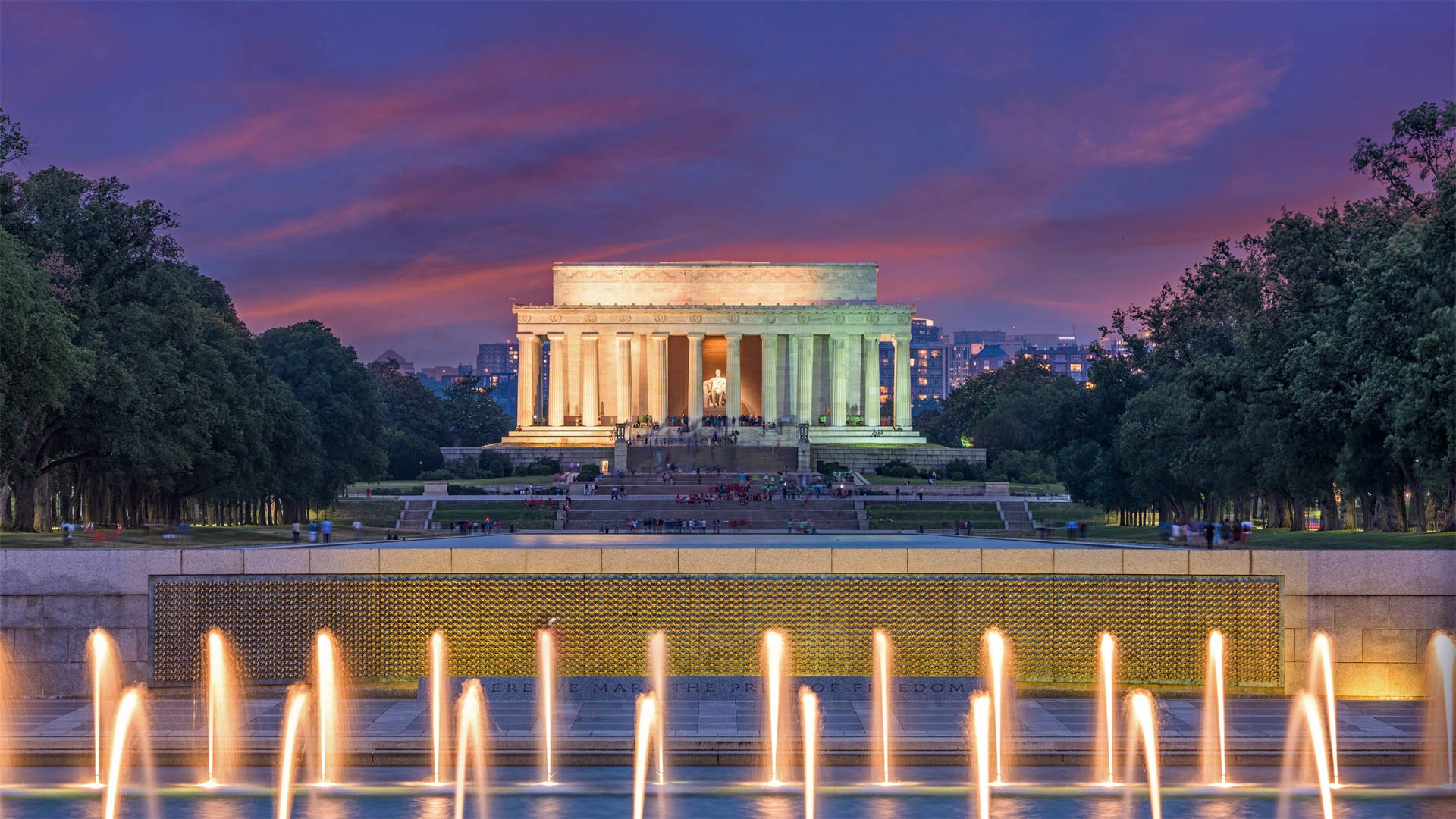 Rainbow Pool and the field of stars in the World War II Memorial with the Lincoln Memorial in the background, Washington, DC (© Sean Pavone/Getty Images)(Bing United States)