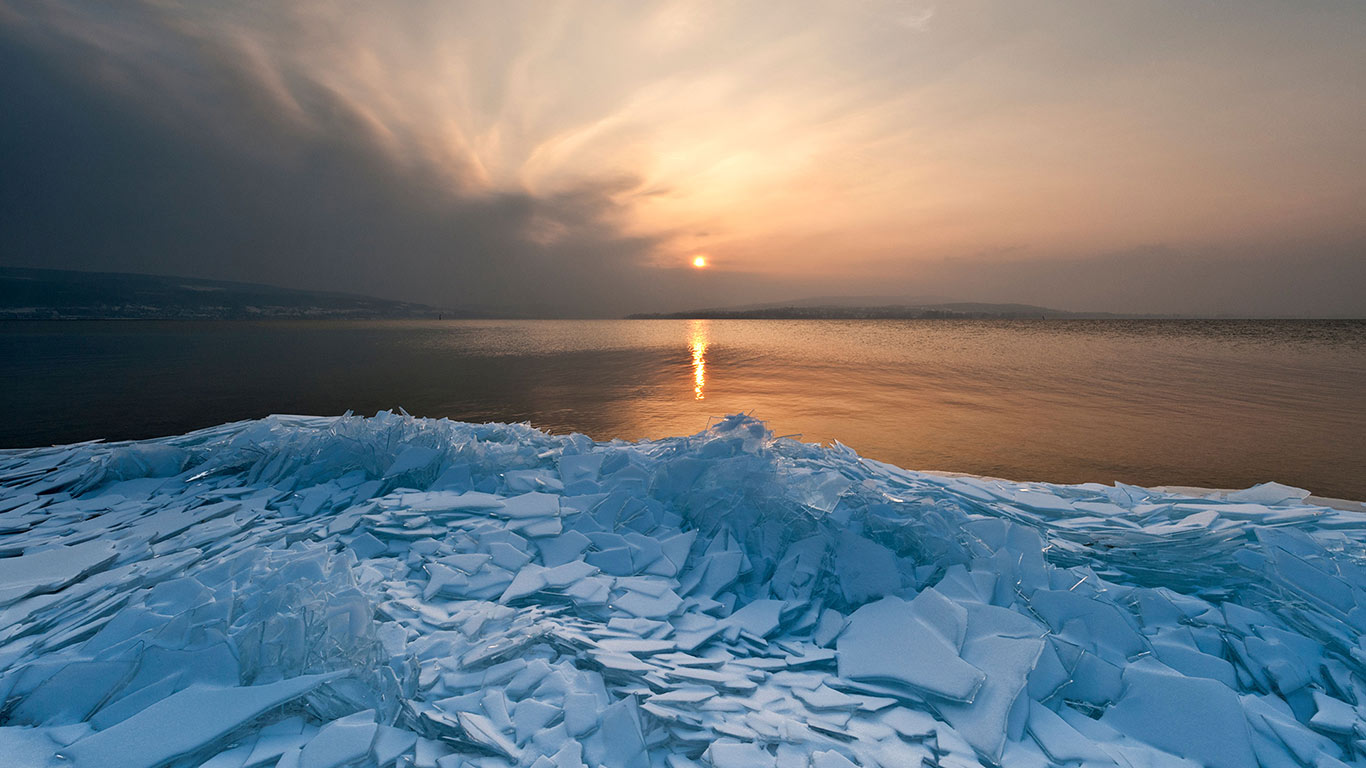 Eisschollen am Ufer der Insel Reichenau, Bodensee, Baden-Württemberg, Deutschland (© imageBROKER/Alamy Stock Photo)(Bing Deutschland)