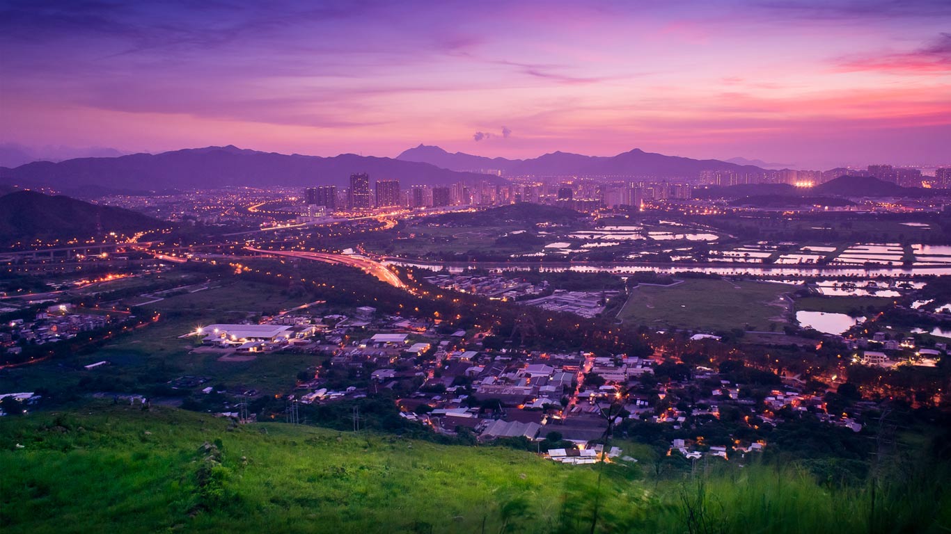 日落时分，在香港一座山上欣赏元朗区的风光 (© Yiu Yu Hoi/Flickr Open/Getty Images)(Bing China)
