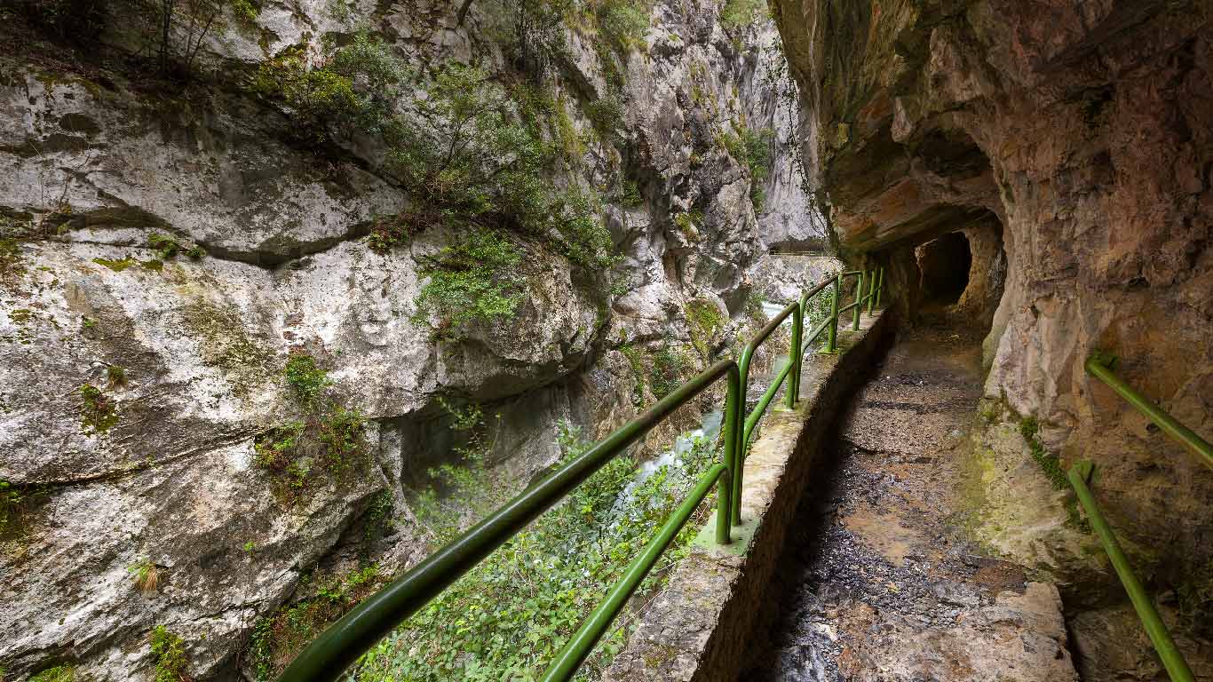 Cares Gorge (Garganta del Cares) footpath, Picos de Europa National Park, Castilla y Leon, Spain (© Sebastian Wasek/SuperStock)(Bing United Kingdom)