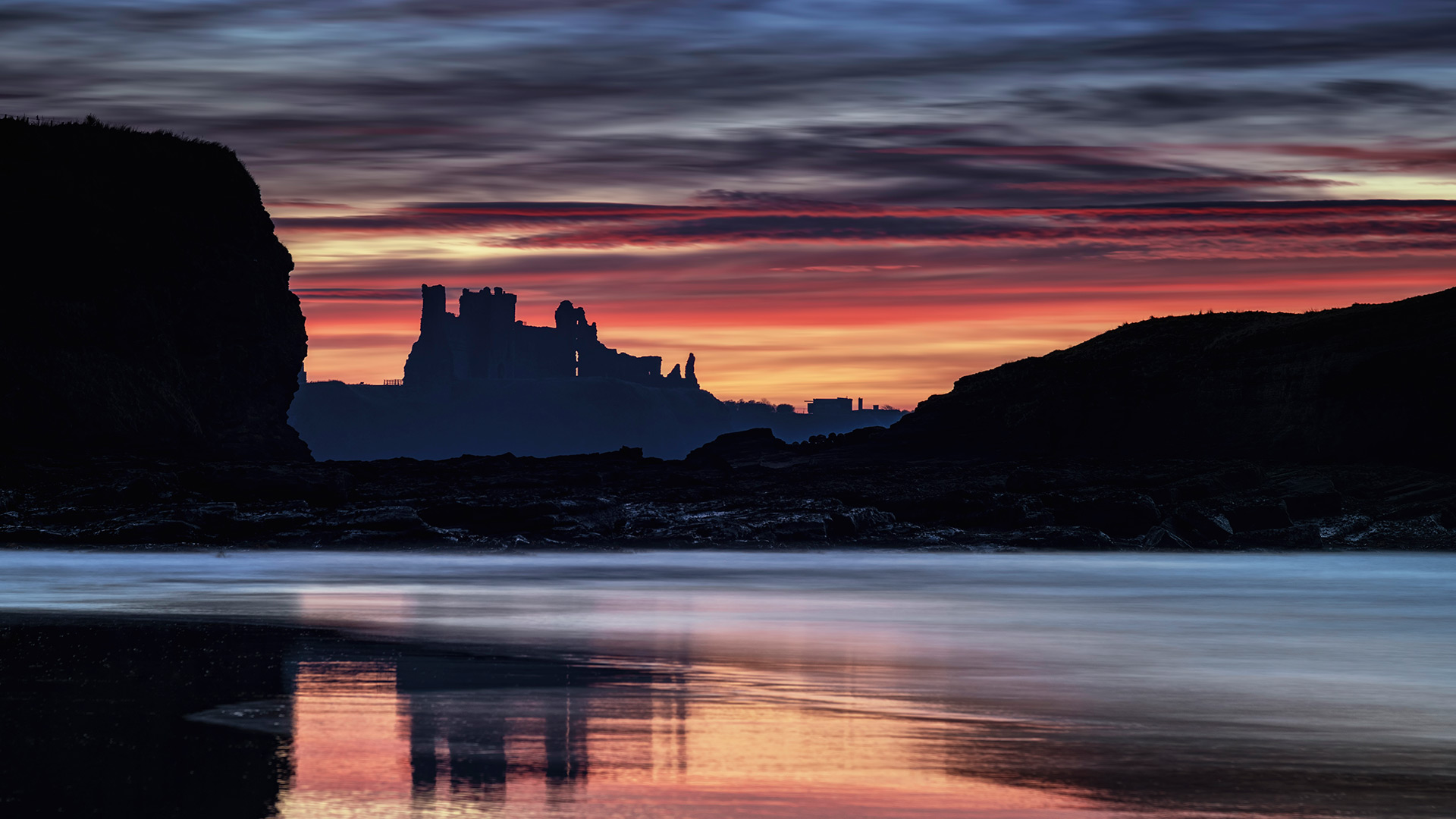 Tantallon Castle at sunset from Seacliff Beach, East Lothian (© Scott Masterton/Westend61/Offset)(Bing United Kingdom)