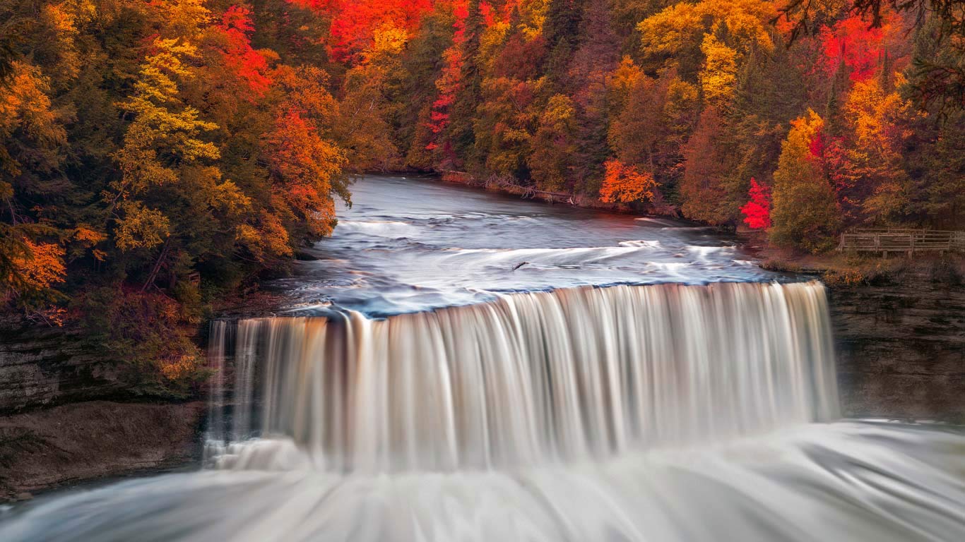 Upper Tahquamenon Falls in Tahquamenon Falls State Park, Michigan, USA (© Matt Anderson Photography/Getty Images)(Bing United Kingdom)