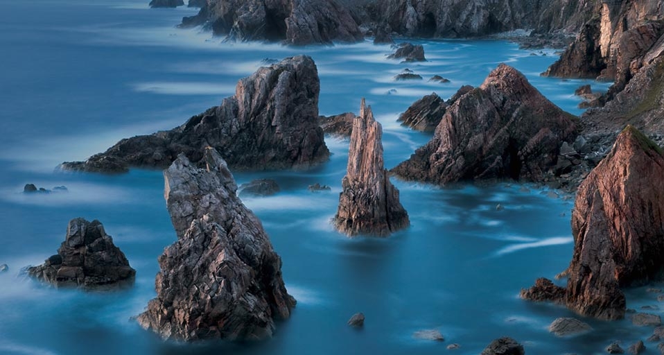 Rugged sea stacks of the Isle of Lewis, Scotland -- Jim Richardson/Corbis &copy; (Bing United Kingdom)