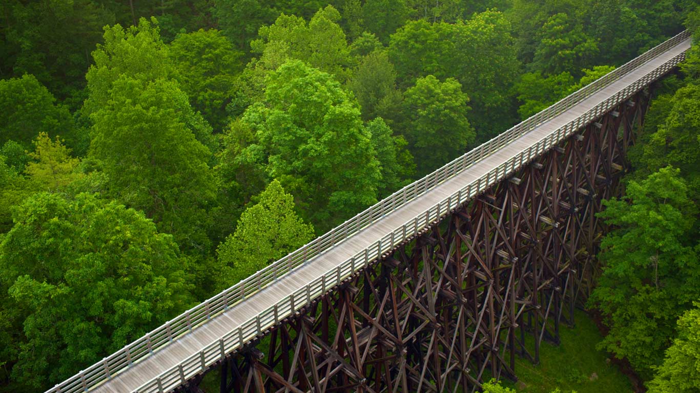 Trestle bridge on the Virginia Creeper Trail, Virginia (© Cameron Davidson/Getty Images)(Bing Canada)
