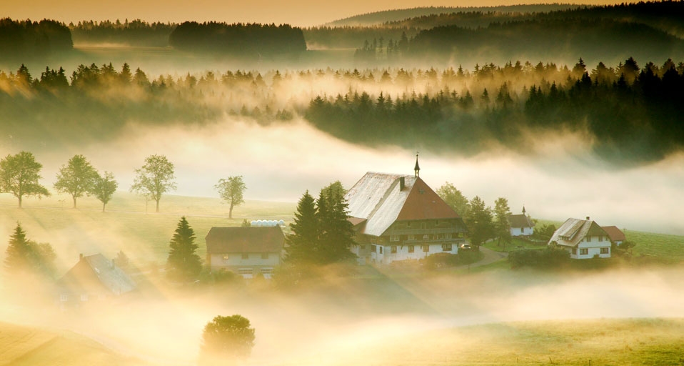 Unterfallengrundhof farmhouse through the morning mist near Gütenbach, Black Forest, Baden-Württemberg, Germany (© PS Belenos/Huber/4Corners) &copy; (Bing Canada)