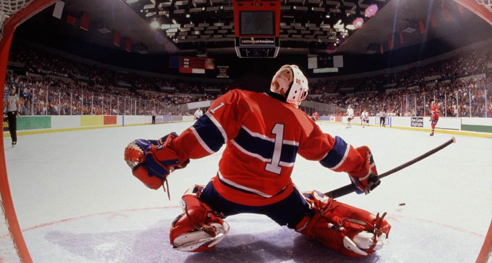 Eishockey-Torhüter im Einsatz – Rim Light/PhotoLink/Photodisc/Getty Images &copy; (Bing Germany)