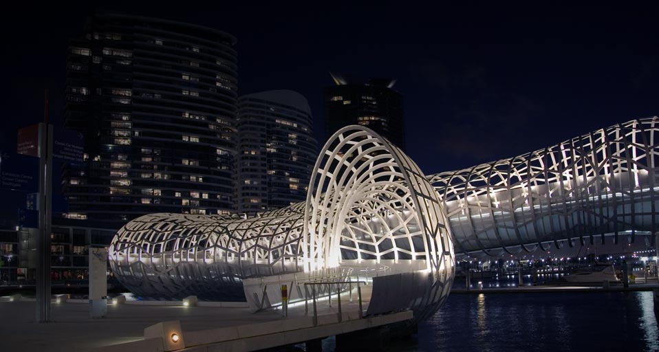 Die Webb Bridge schlängelt sich über den Fluss Yarra in Melbourne, Australien – Doug Byrnes/Corbis &copy; (Bing Germany)