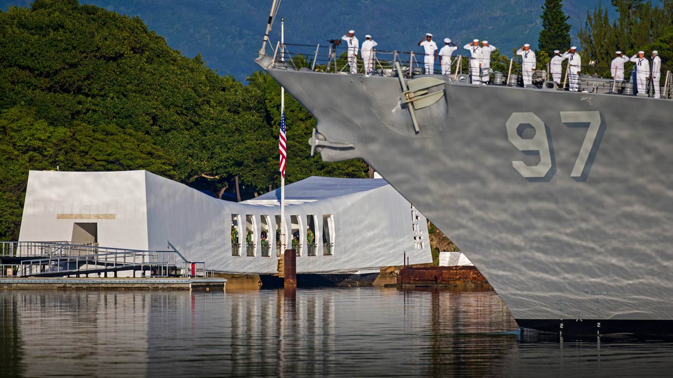 Enlisted personnel on the USS Halsey in 2016 commemorating the 75th anniversary of the attack on Pearl Harbor in Honolulu, Hawaii (© Kent Nishimura/Getty Images)(Bing United States)