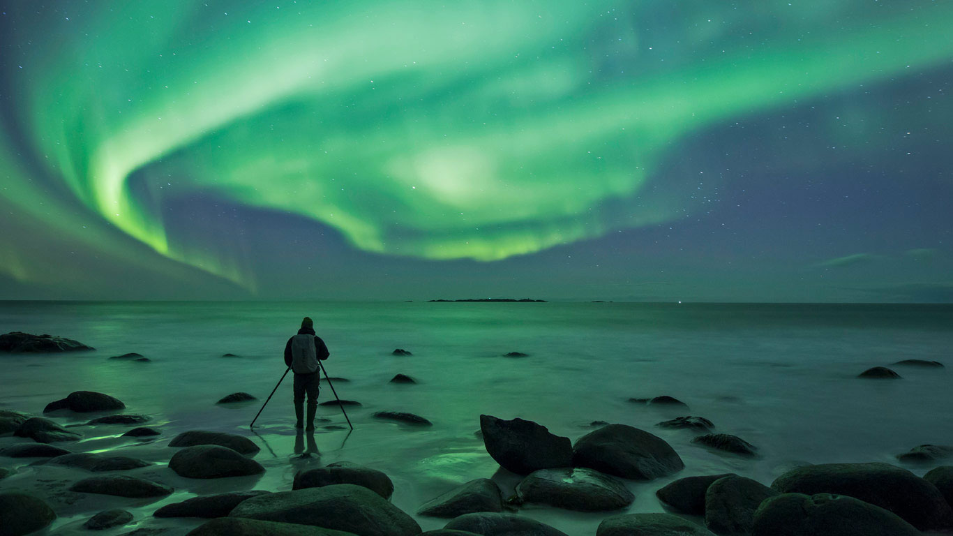 Photographing the aurora borealis at Uttakleiv Beach, Norway (© David Clapp/Getty Images)(Bing Canada)