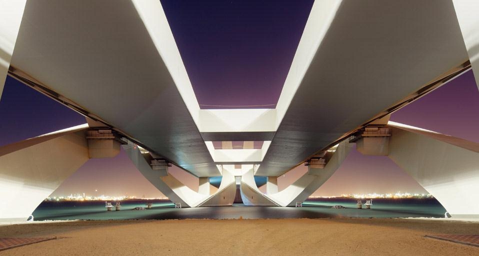 Sheikh Zayed Bridge at night in Abu Dhabi, United Arab Emirates  (© spreephoto.de/Getty Images) &copy; (Bing Canada)