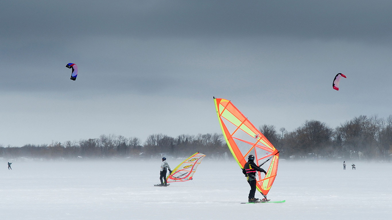Wind surfers and snow kiters on frozen lake in Keswick, Ontario (© Gaertner/Alamy Stock Photo)(Bing Canada)