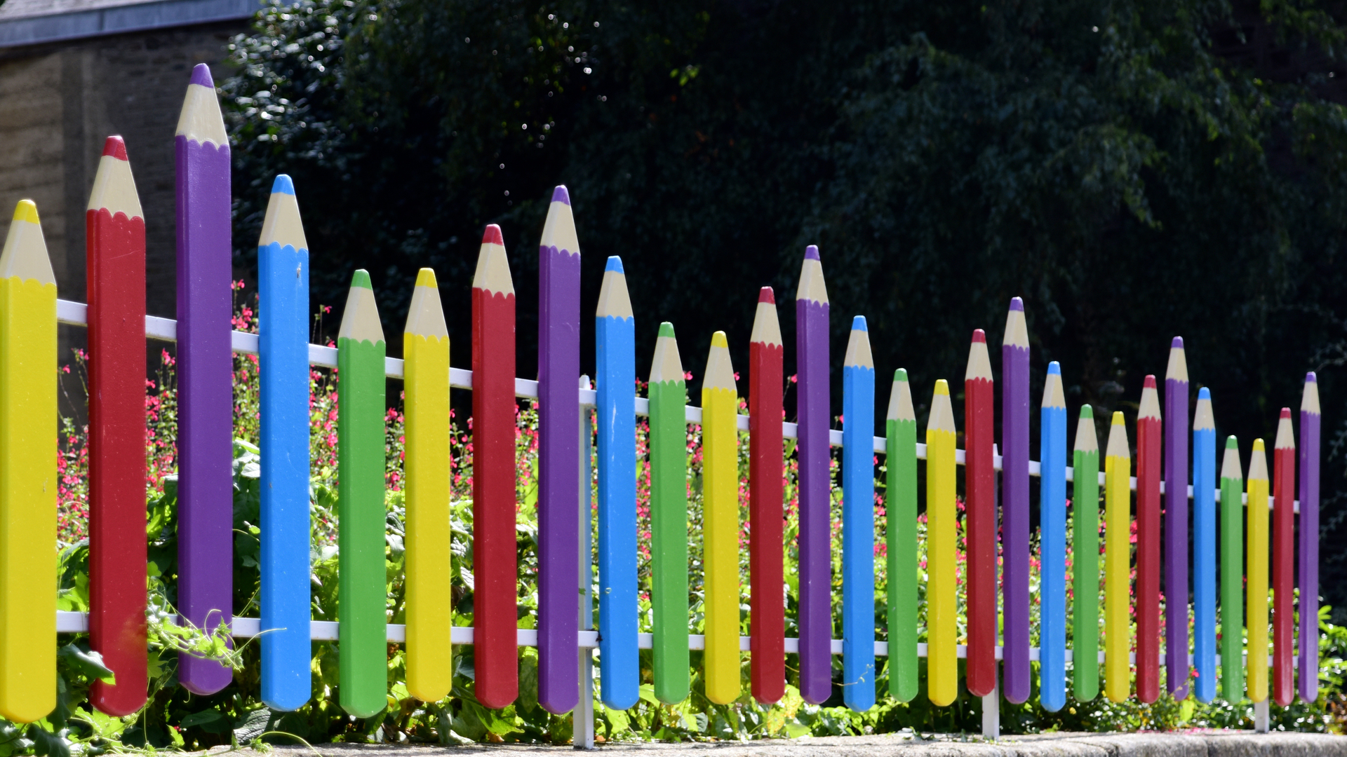 Clôture en bois en forme de crayons de couleur devant une école de Bretagne (© PeterAprahamian/Getty Images)(Bing France)