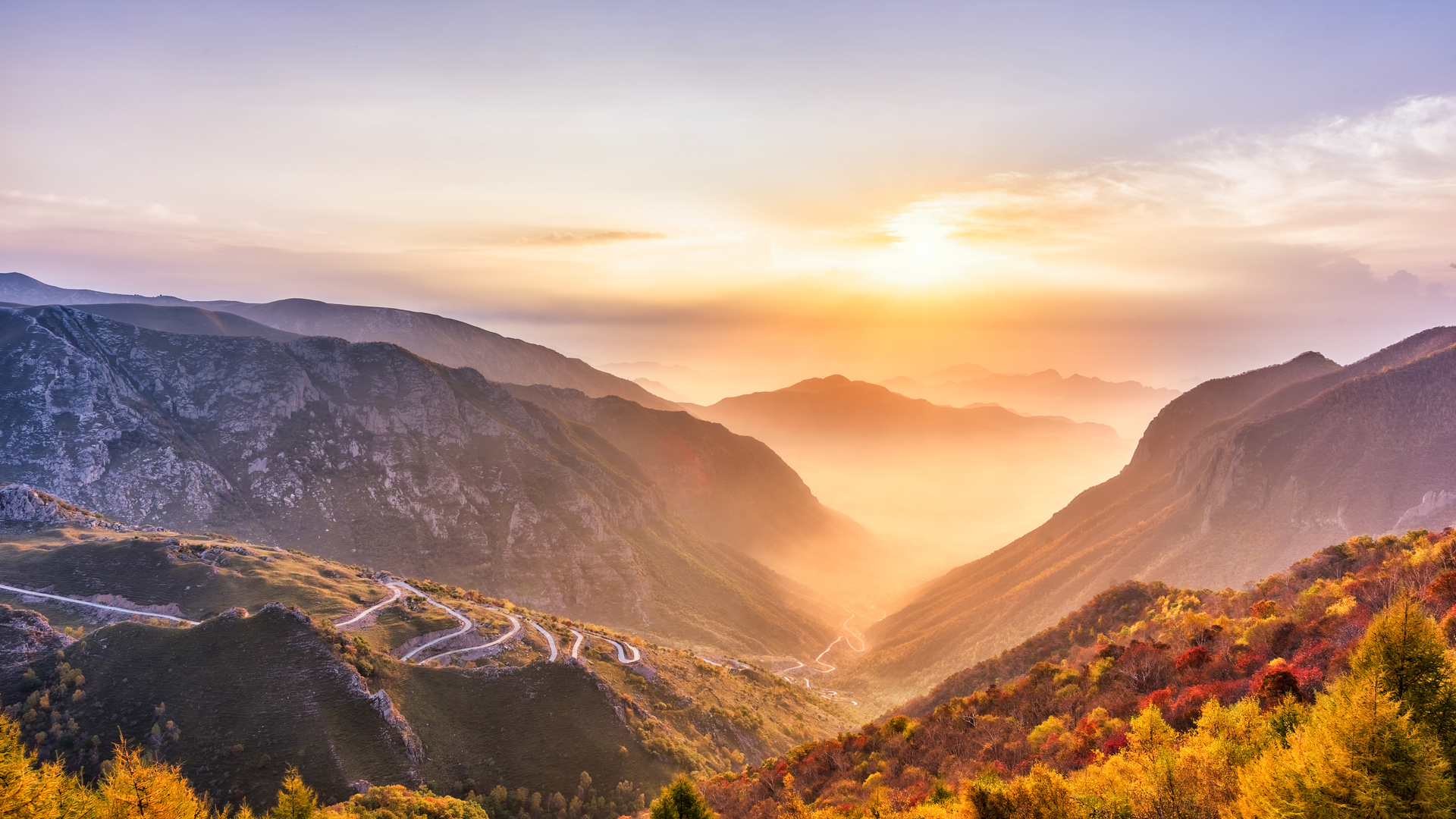 山上的日出，河北蔚县 (© zhao zhenhao/Getty Images)(Bing China)