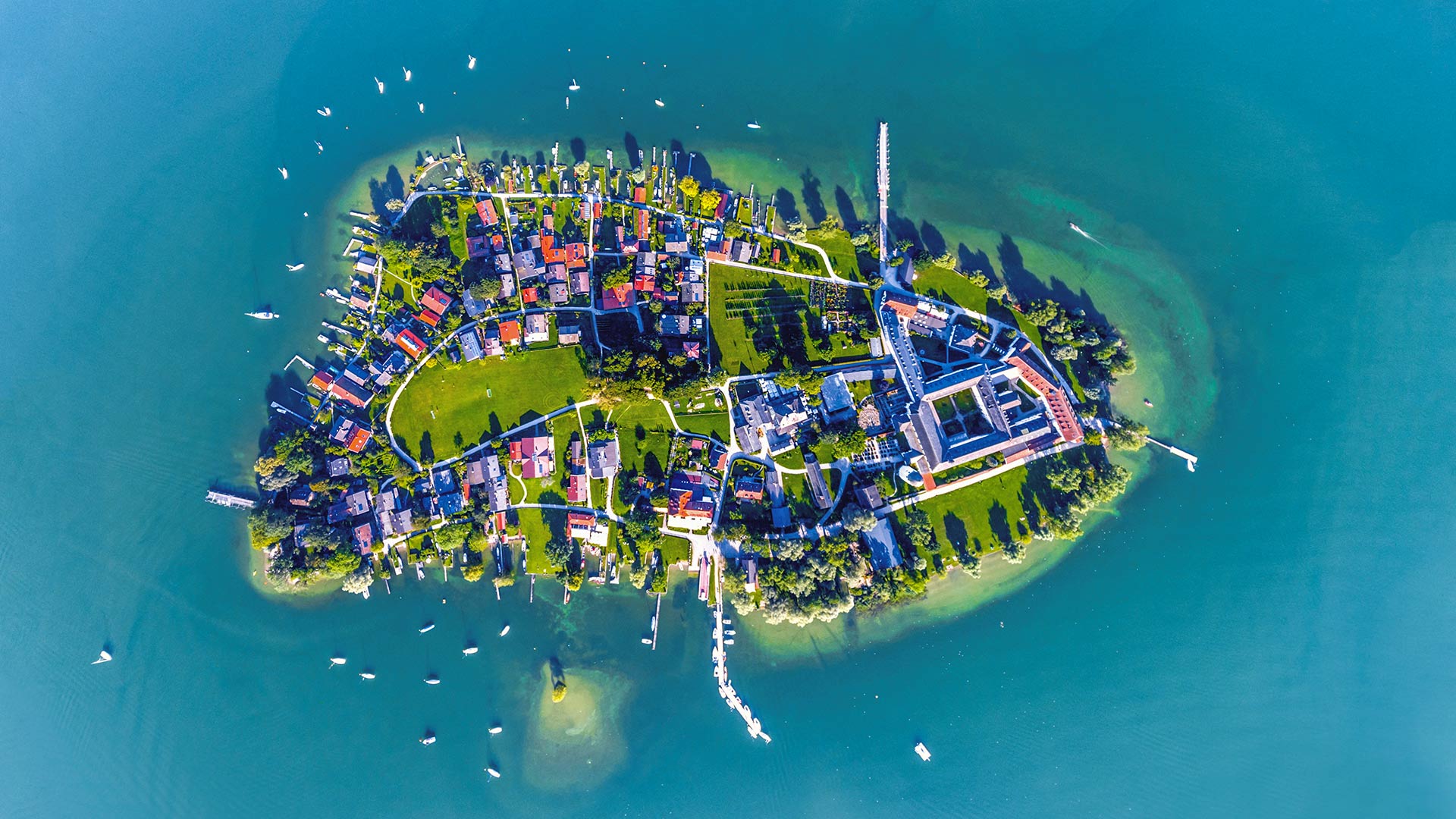Luftbild der Fraueninsel im Chiemsee, Bayern (© Malorny/Getty Images)(Bing Deutschland)