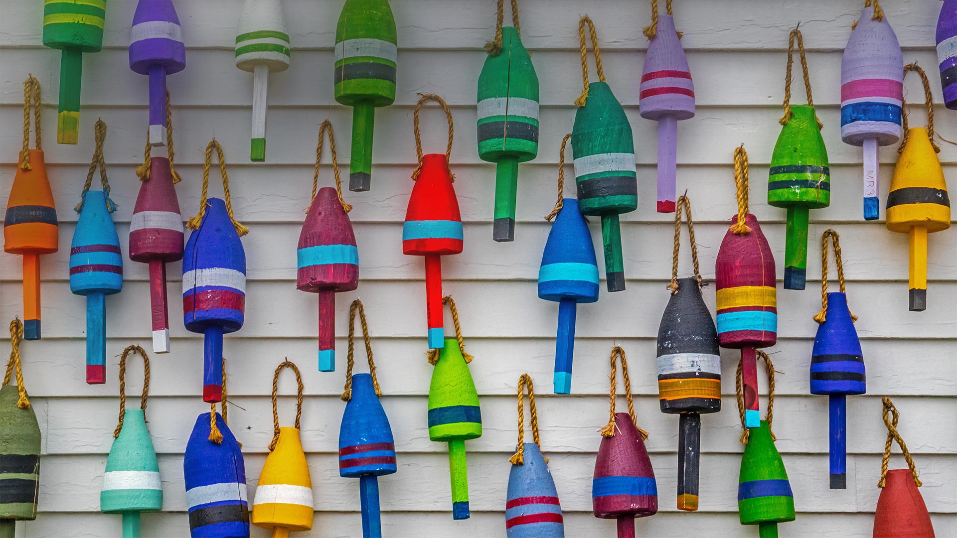 Multicoloured lobster buoys, Acadia National Park, Maine (© Cheri Alguire/Shutterstock)(Bing Canada)