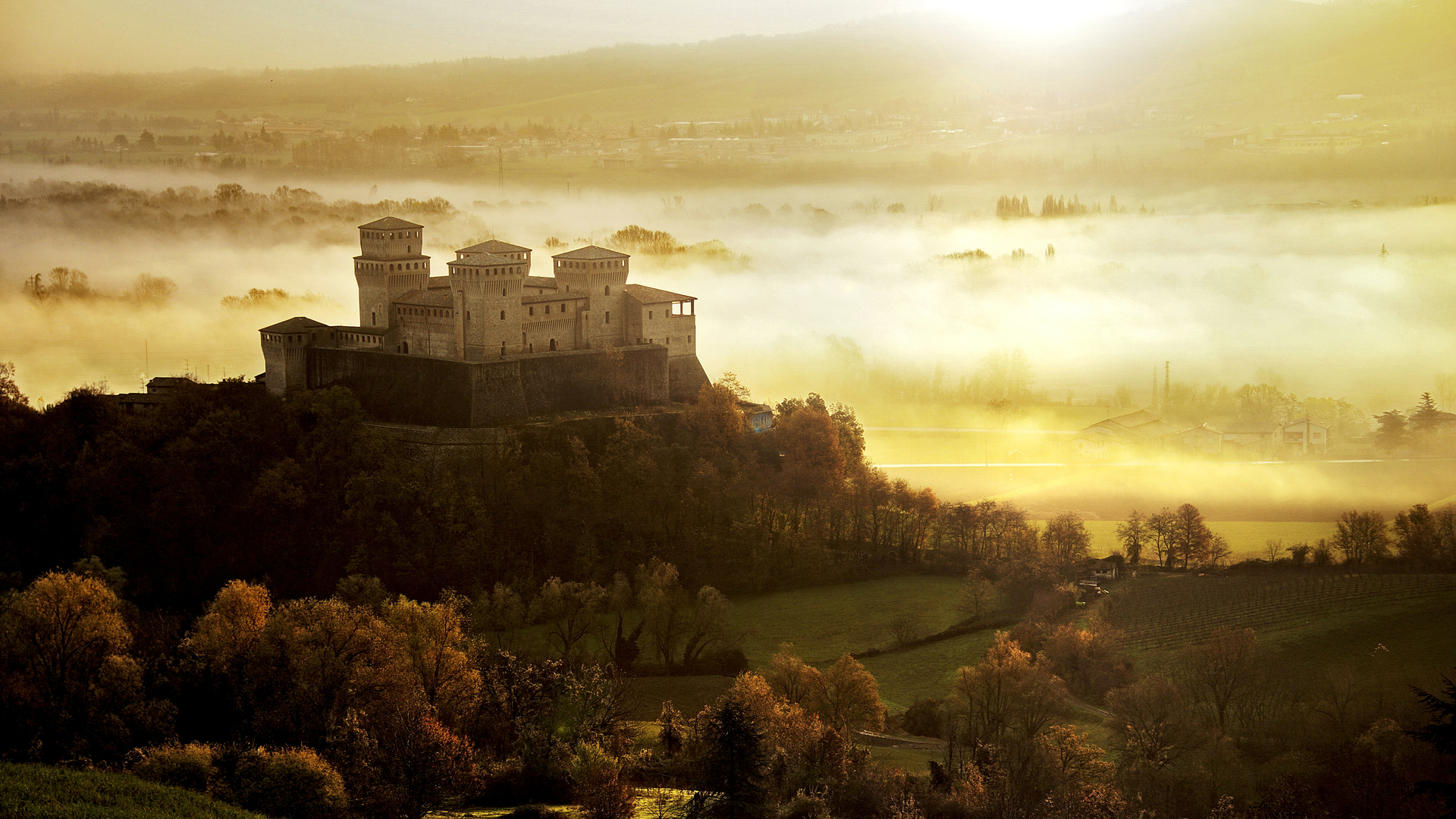 Castello di Torrechiara al tramonto in Val Parma (© Alberto Ghizzi Panizza/Getty Images)(Bing Italia)