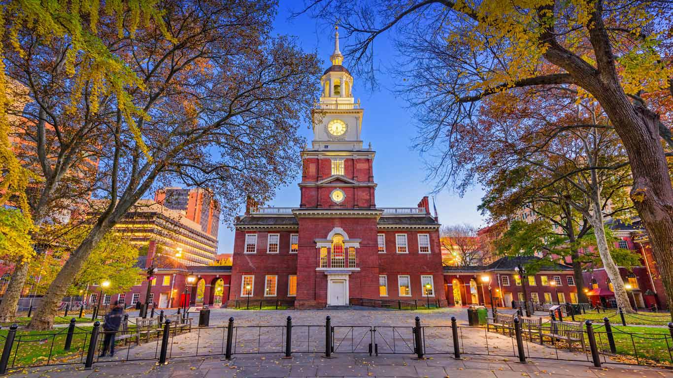 Independence Hall in Philadelphia, Pennsylvania (© Sean Pavone/Alamy)(Bing United States)
