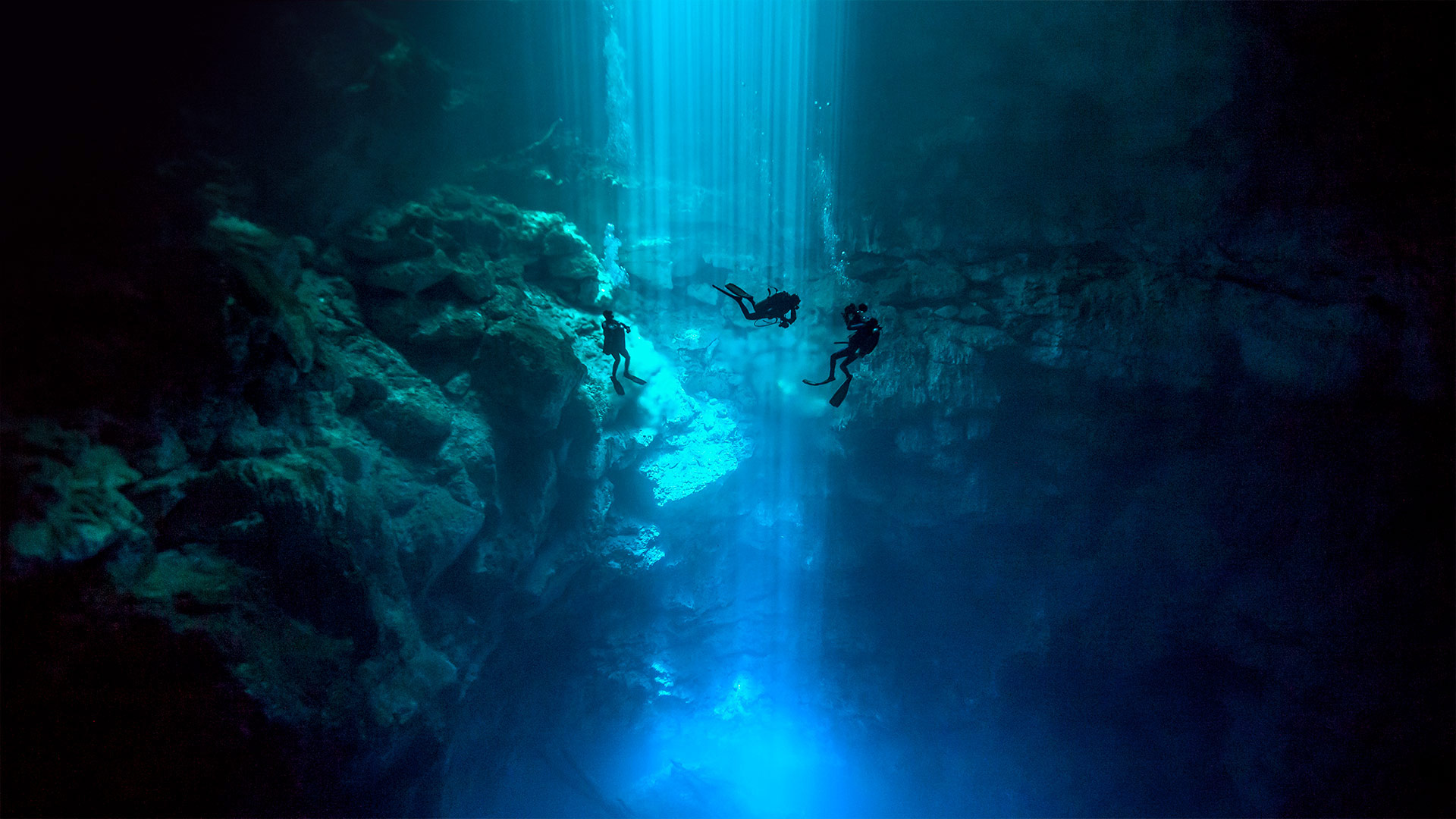 Divers at El Pit Cenote, located in Dos Ojos Natural Park, Quintana Roo, Mexico (© Christia Vizl/Tandem Stills + Motion)(Bing United Kingdom)