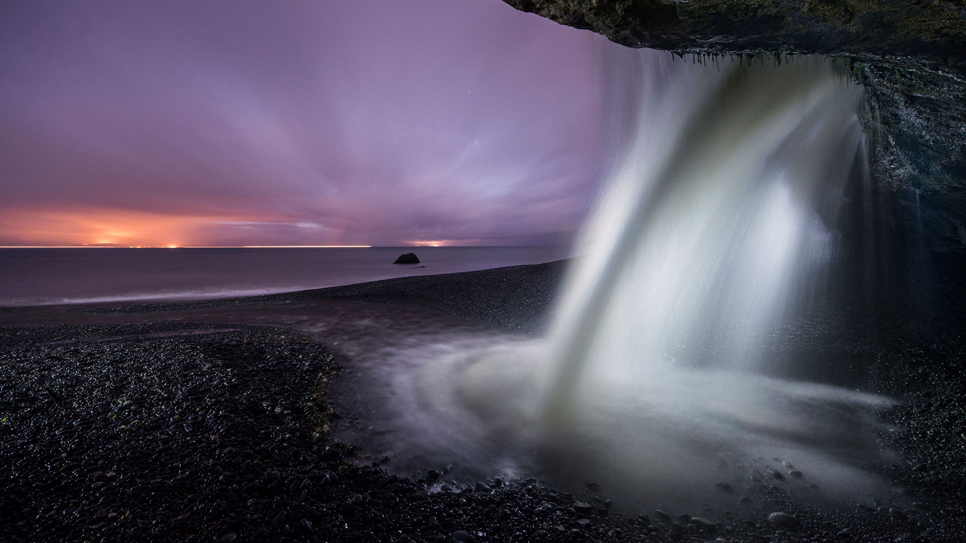 View of a waterfall at Mystic Beach in Juan de Fuca Provincial Park, B.C. during dusk  (© DEEPOL/Plainpicture)(Bing Canada)