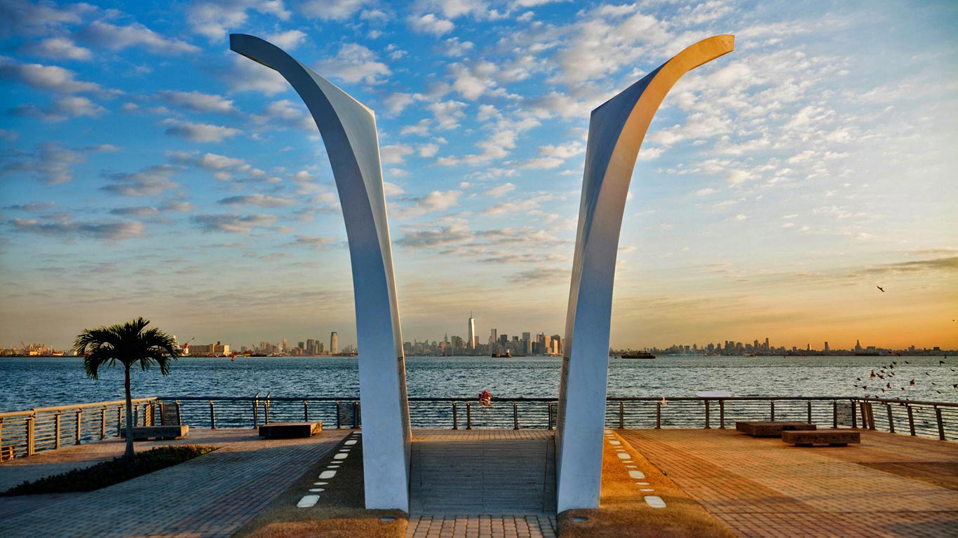 ‘Postcards’–The Staten Island September 11 Memorial, New York (© Gozooma/Gallery Stock)(Bing United States)