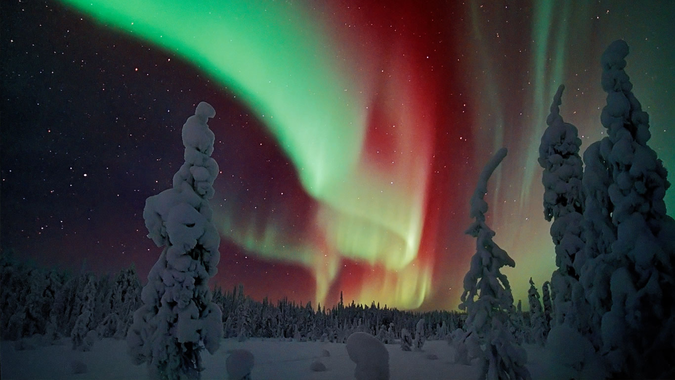 Northern lights over Finland (© Jorma Luhta/Minden Pictures)(Bing Canada)