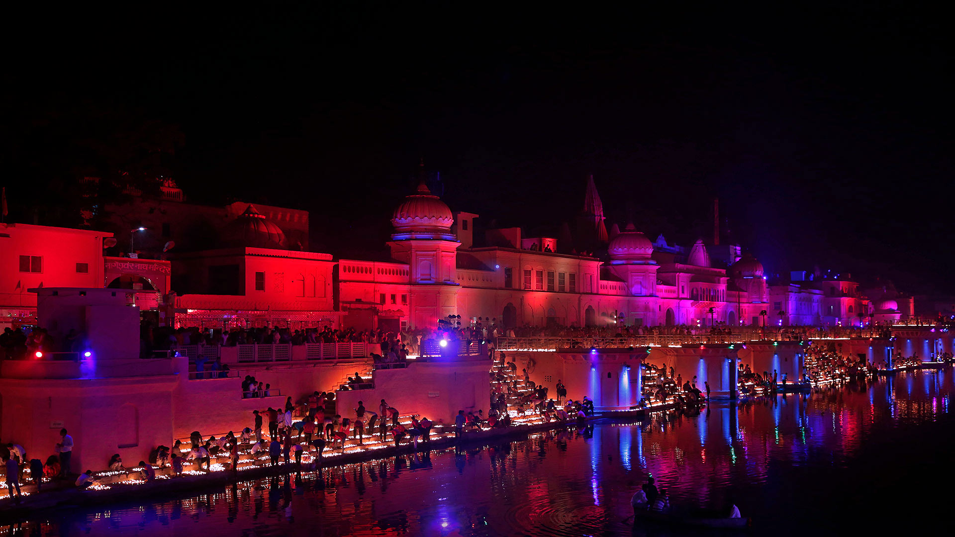 ｢ランプが並ぶサラユ川｣インド, アヨーディヤー (© Rajesh Kumar Singh/AP Photo)(Bing Japan)