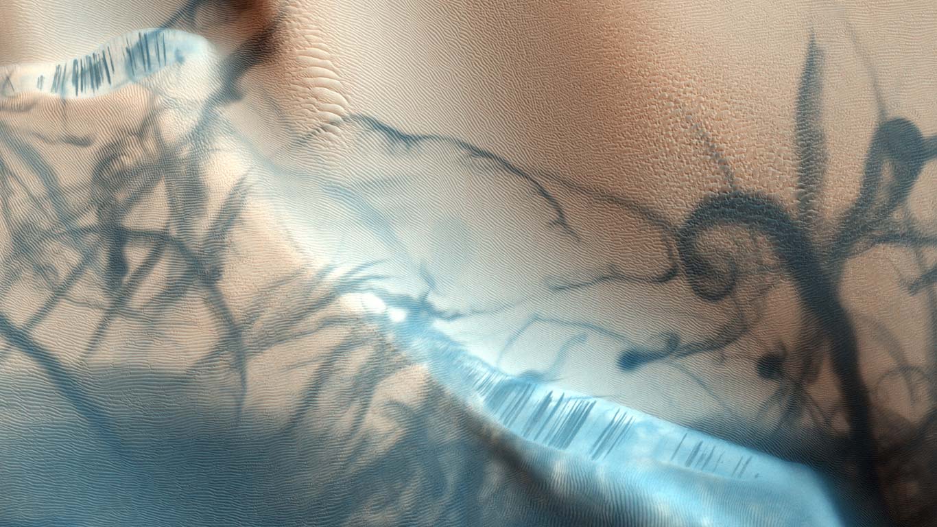 Dust devil trails on the surface of Mars (© NASA/JPL/University of Arizona)(Bing United Kingdom)
