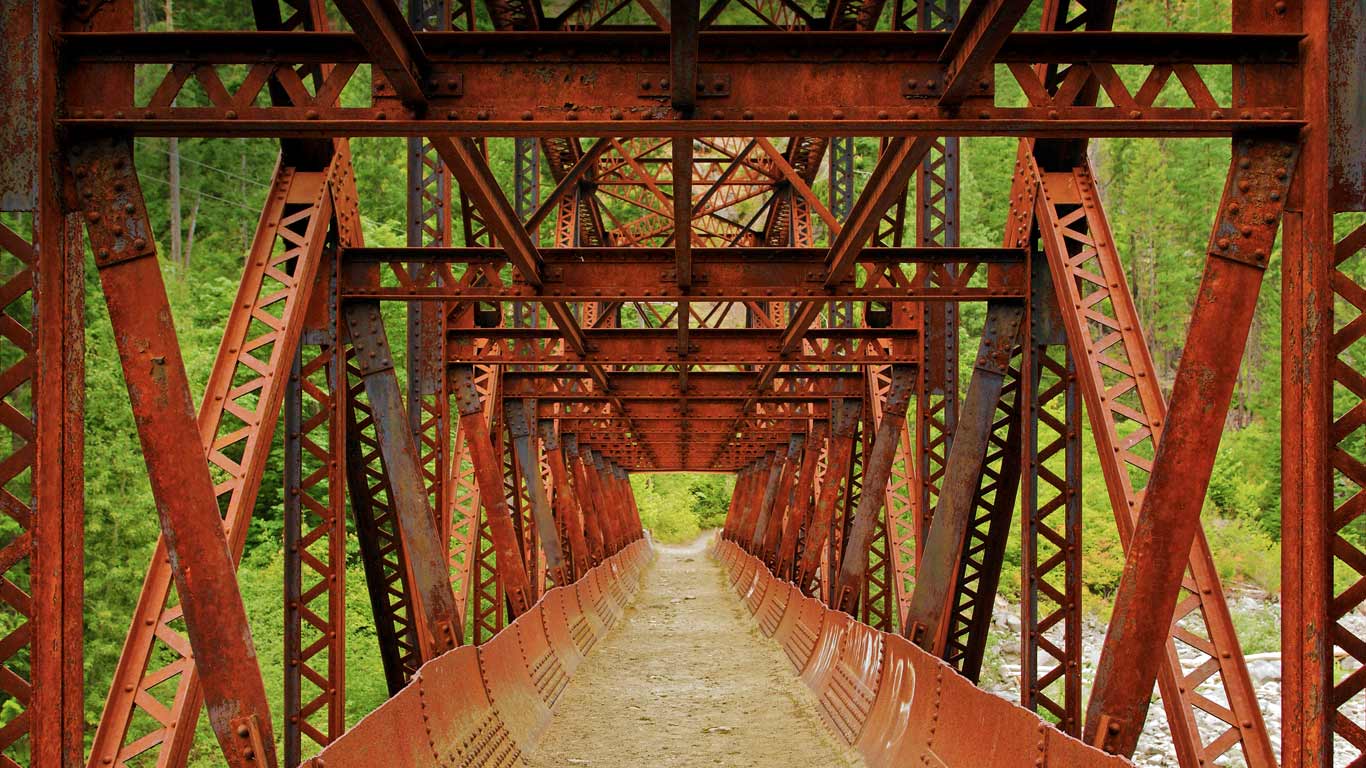 Tumwater Canyon Pipeline Trail over the Wenatchee River in Washington State (© Inge Johnsson/Alamy)(Bing United States)