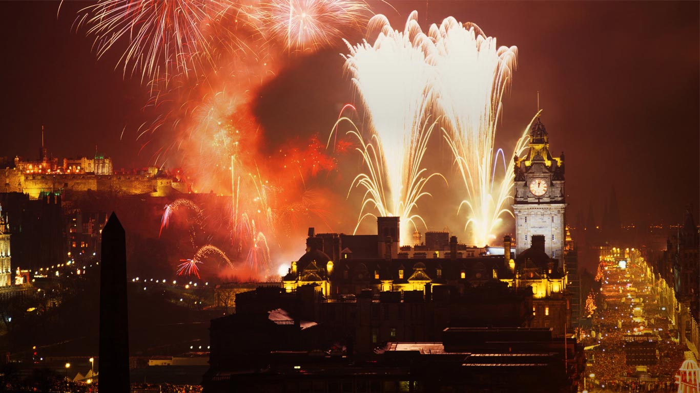 Hogmanay Party in Princes Street, Edinburgh, Scotland, UK (© David Robertson/Alamy)(Bing United Kingdom)